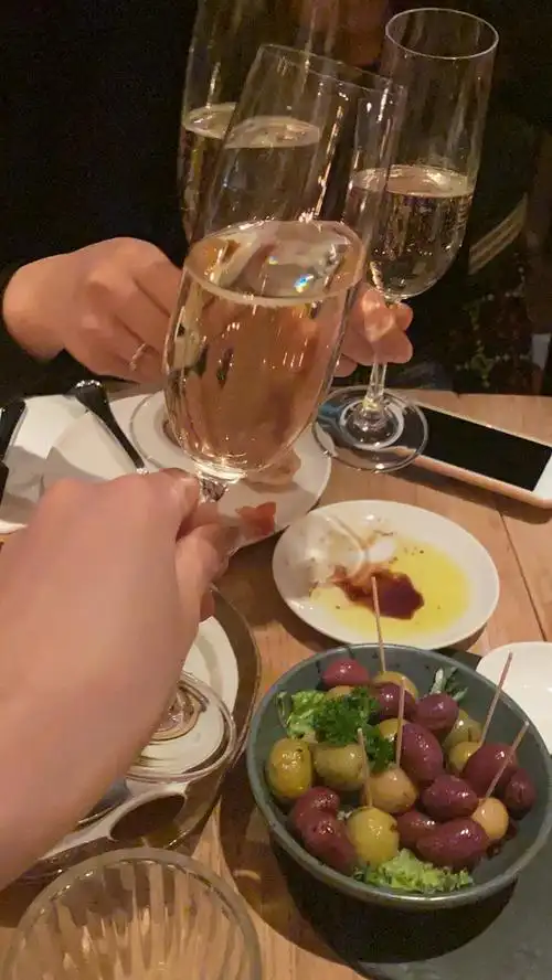 uus分享一下你们出去跟朋友喝酒干杯拍的照片好咩我需要治愈0707