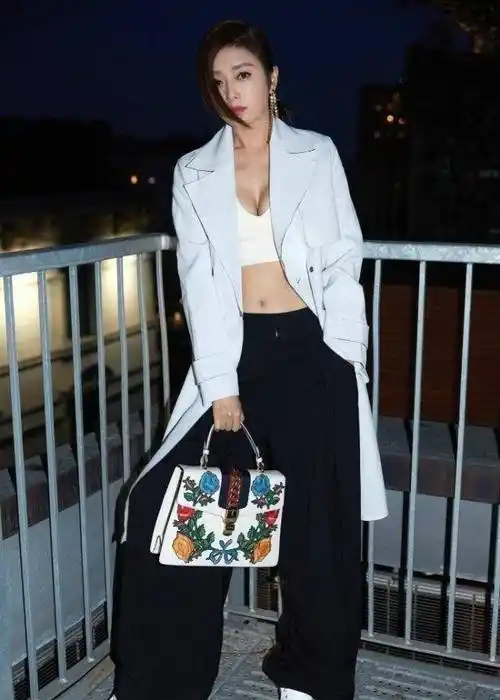 宋茜黑裙亮相不慎尴尬崴脚 - 大山娱乐八卦