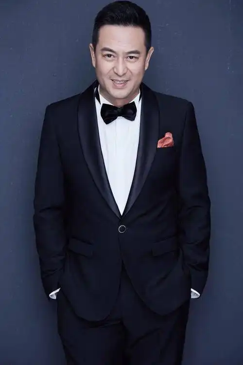 大叔男神张嘉译为什么总是弓着腰,挺不直背?