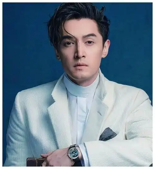 胡歌42岁上海现身脸部细纹明显真实气质过人惊艳明星范