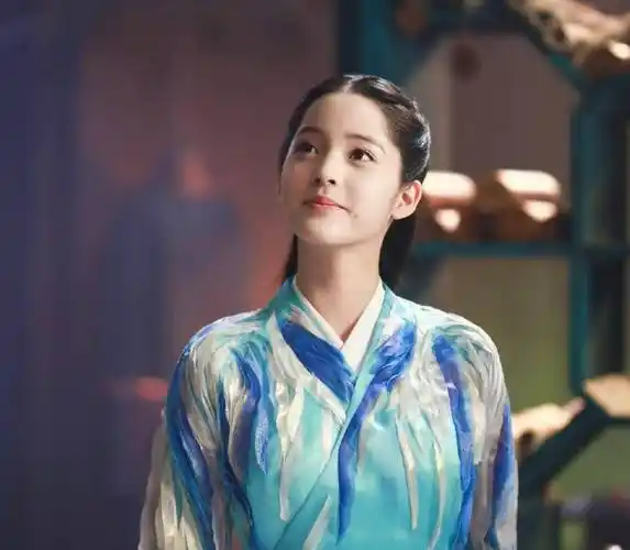 欧阳娜娜故意晒侧脸照,和一年前差别巨大,终于理解直男的审美_照片