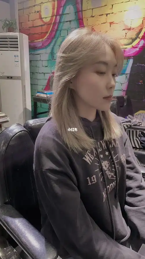 亚麻灰金显白发色