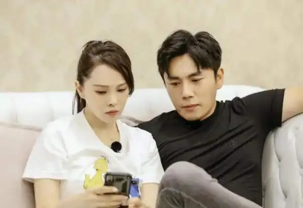 秦昊赴戛纳洋相百出,西服皱穿凉鞋还蹭红毯,伊能静陪前夫懒理会