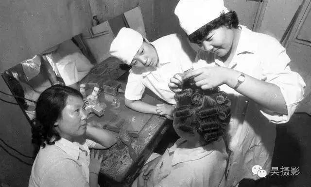 1980年11月,东南角理发基层店在烈士路理发店开办了青年理发培训班
