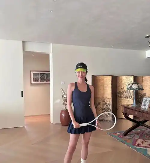 杨采钰运动套装活力满满休闲健身的她活力四射魅力四射