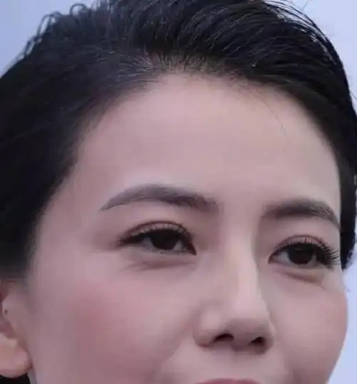 女神也抵挡不了迟暮!39岁高圆圆老了,身穿白裙被法令纹抢镜!