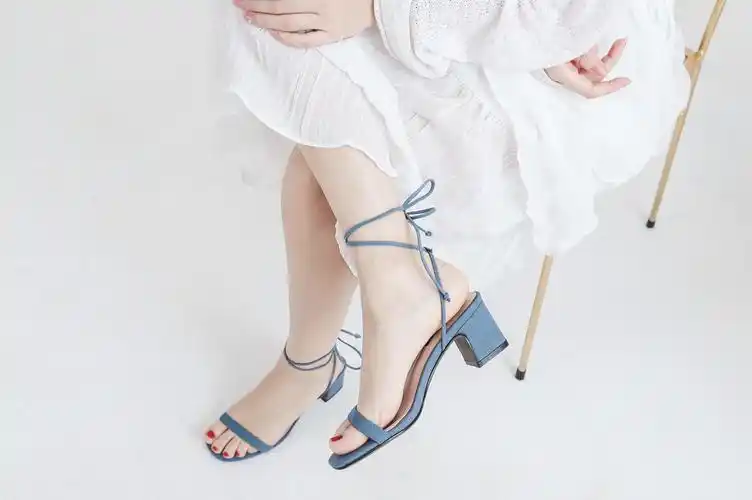 羊皮一字带凉鞋 貌美不过百