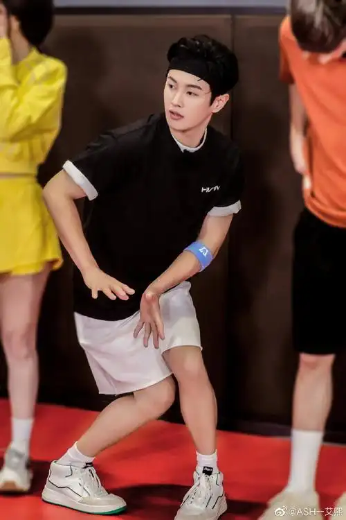 李汶翰超话录制#完美的夏天#清爽的运动装扮出镜in ash parker