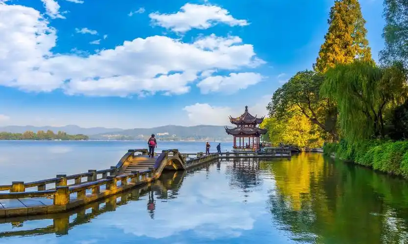 良渚古城遗址公园门口雕塑是 最美苏杭——杭州经典必去的十个地方,你