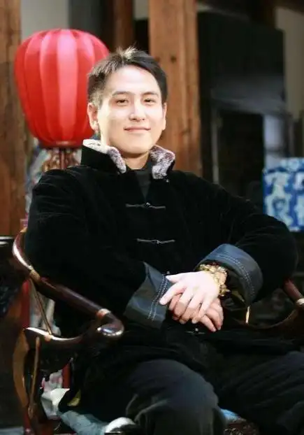 小股神汤珈铖:17岁身家上亿,至今未婚却是几十个孩子的父亲