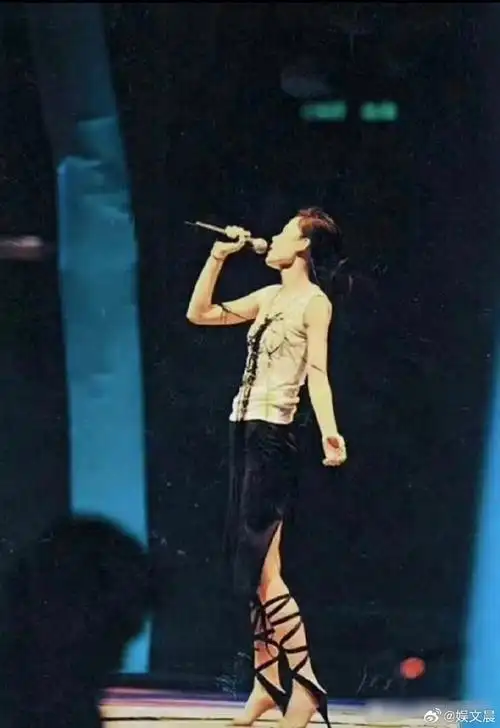 王菲真厉害,她恐怕是唯一一个开演唱会穿无底高跟鞋的人了吧!