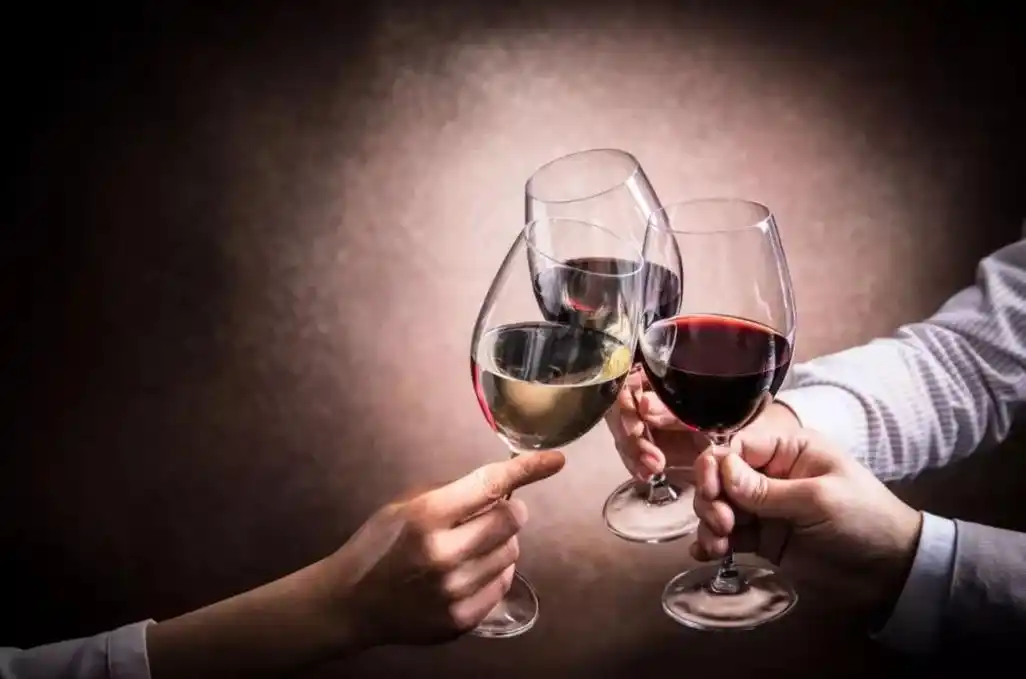 涨姿势圣诞派对季快到了你掌握德国正确的碰杯祝酒姿势了吗