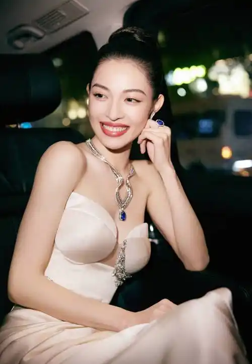 钟楚曦高开叉搭珠宝性感大胆,胡一天胸针儒雅,驾驭奢华珠宝明星自有