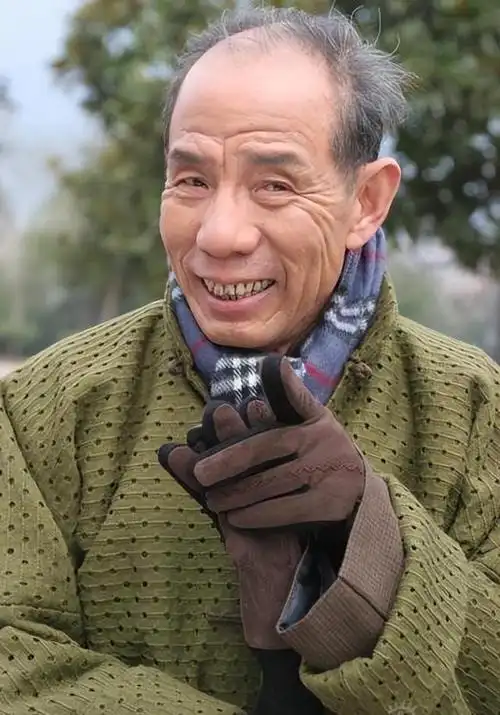 魏宗万是一位资深艺术家和国家一级演员,他曾在众多影视作品中崭露头