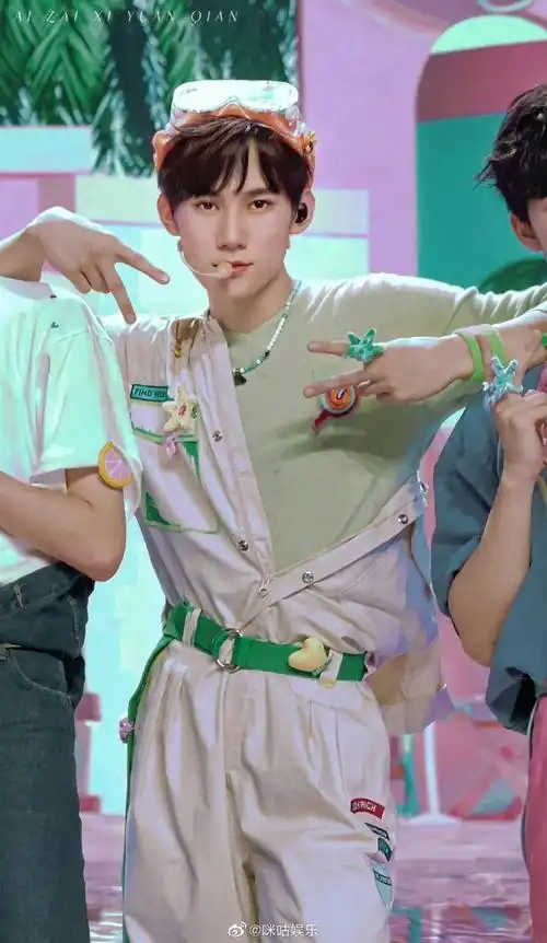 张真源又双叒穿了应援色##咪咕发声机