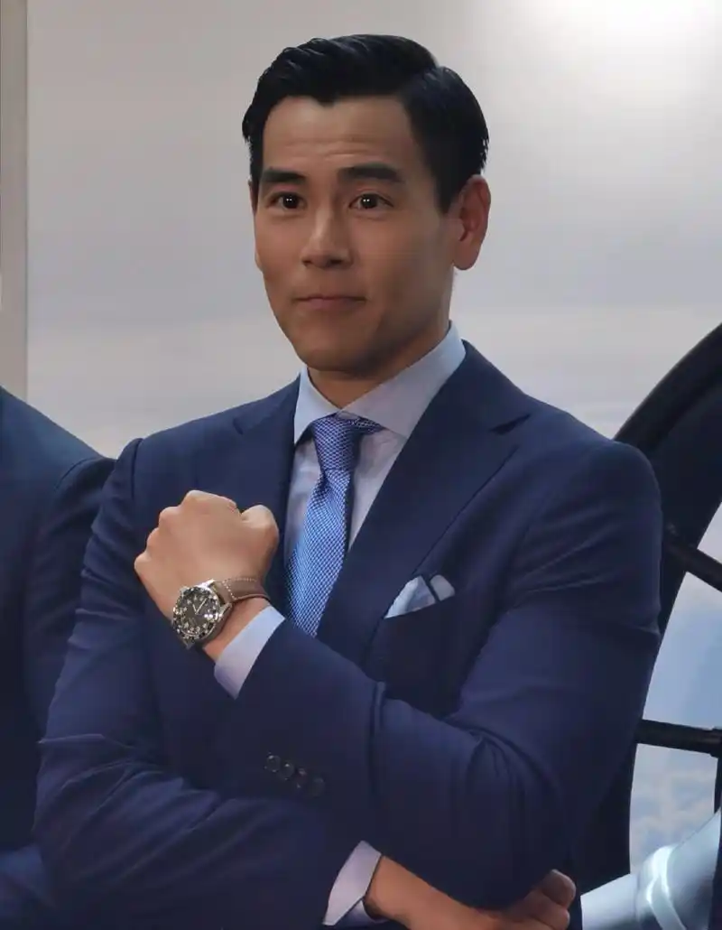 41岁的彭于晏,一身藏青西装搭配偏分油头现身三亚品牌活动,真的不愧是