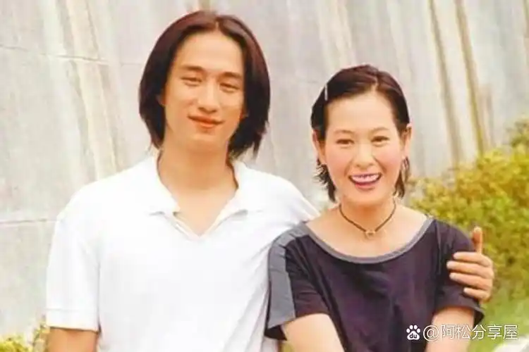 2004年,黄磊和孙莉结婚前一夜,黄磊给初恋女友刘若英打电话说"我要