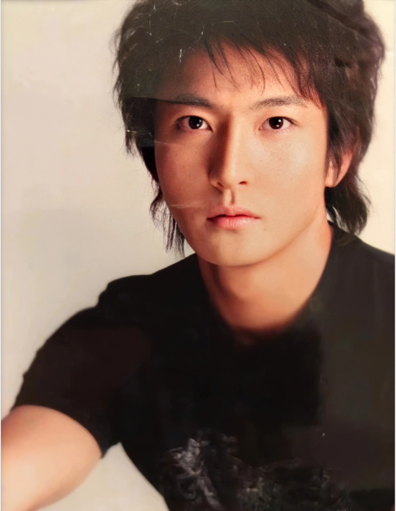 年轻时的郭京飞还真是帅,鼻梁很挺,眉毛也很有型,微卷发型放在现在也