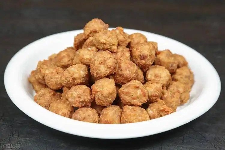 想要炸肉丸子好吃,牢记3个要点,丸子香酥有弹性,凉了也好吃