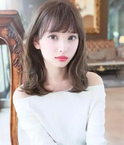 女生到肩膀的中长发有哪些好看的发型推荐呢?