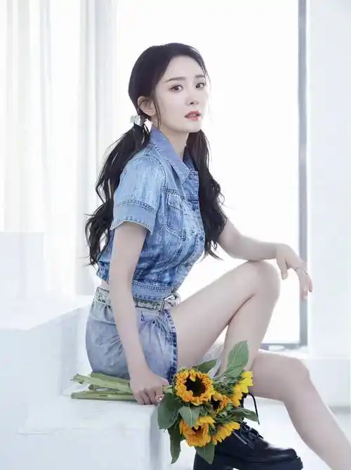 杨幂的少女感可不是上帝宠出来的,穿浅色牛仔裙减龄显腿长,靠腿升级脸