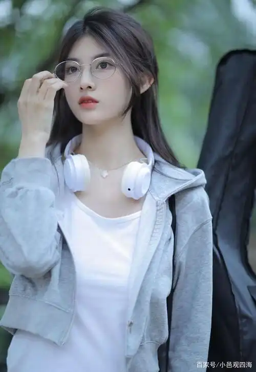 校花美女圆框眼镜恬静写真