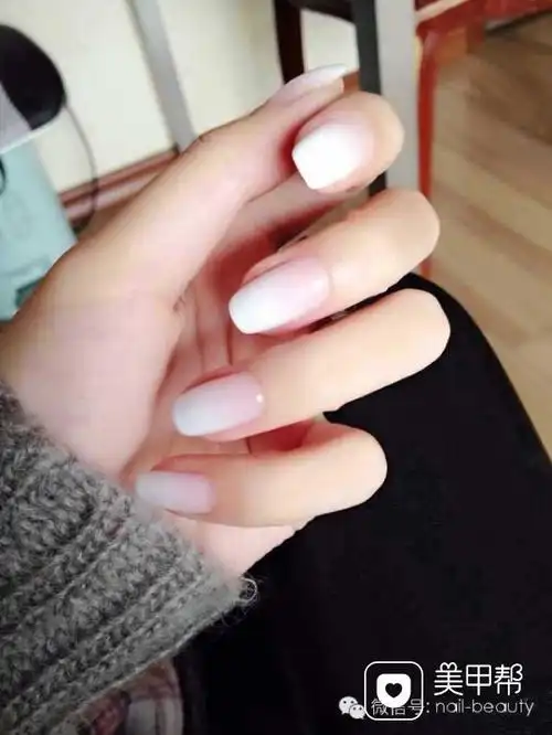 简约白色.美甲图片