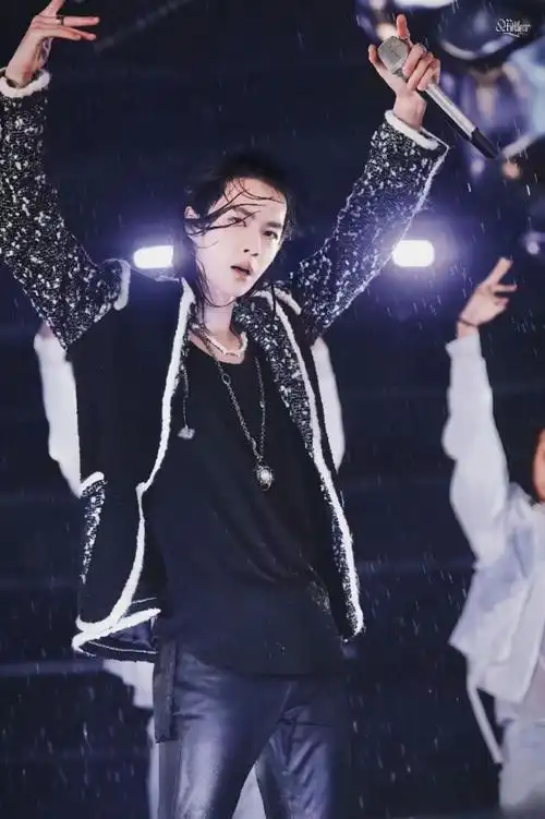 王一博跳舞也没比伴舞好多少?