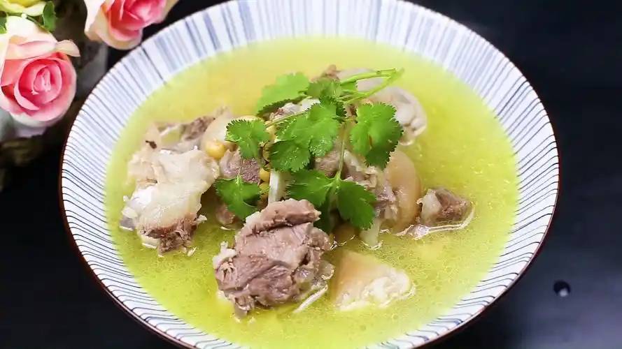 炖猪脚汤时,什么时候放盐是关键,要不然汤不浓,肉还很柴