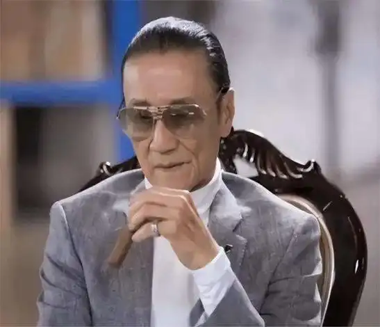 谢贤年轻时多厉害?李小龙和他合影靠边站,拍一部戏能