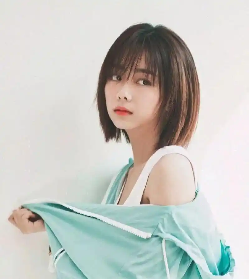 谭松韵波波头造型真减龄!28岁秒变成18岁