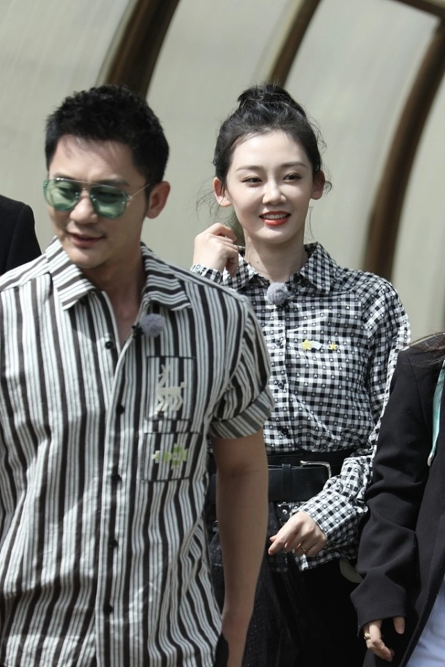 郑恺老婆苗苗现身《奔跑吧》录制,一身格纹造型很俏皮,感觉挺嫩