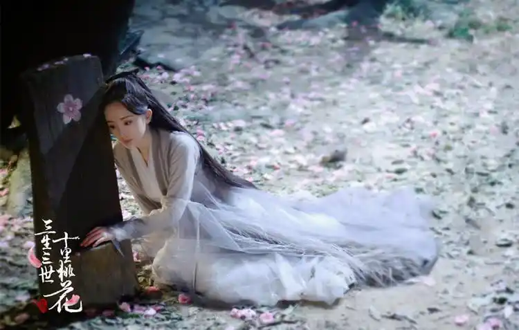 夜华用元神生祭东皇钟,白浅日日徘徊在十里桃林,梦里都是他,醒来却更