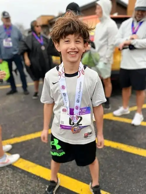 6龄童跑马拉松全美引争议 20英里处孩子累哭被承诺买薯片让其坚持