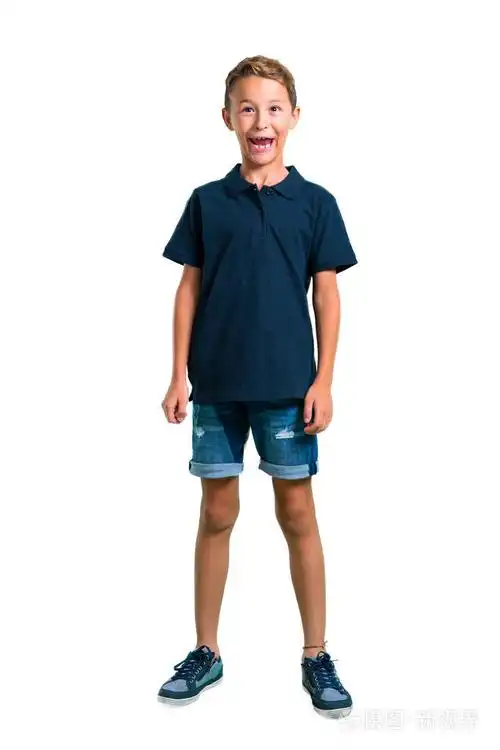 全身的小男孩在白色背景上制造滑稽和疯狂的面部情绪照片-正版商用