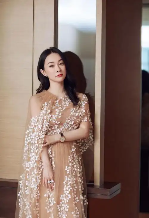 霍思燕真是越发丰满了,穿裙子超紧身不够,还配深v更迷人了|长裙|v领