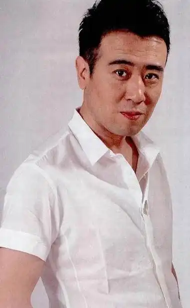 于和伟3岁那年,父亲患肺癌去世了,家里的天塌了.