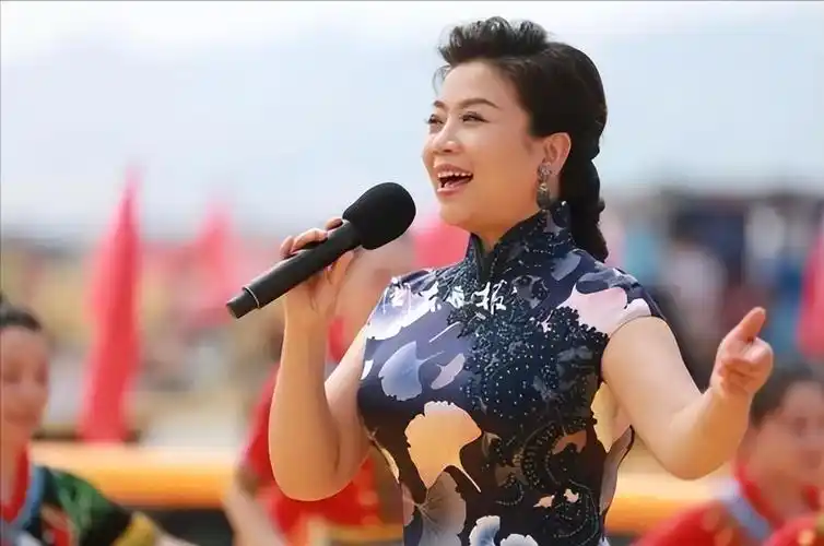 55岁民歌皇后张也:单身22年无婚无子,与男闺蜜相伴21年却不结婚