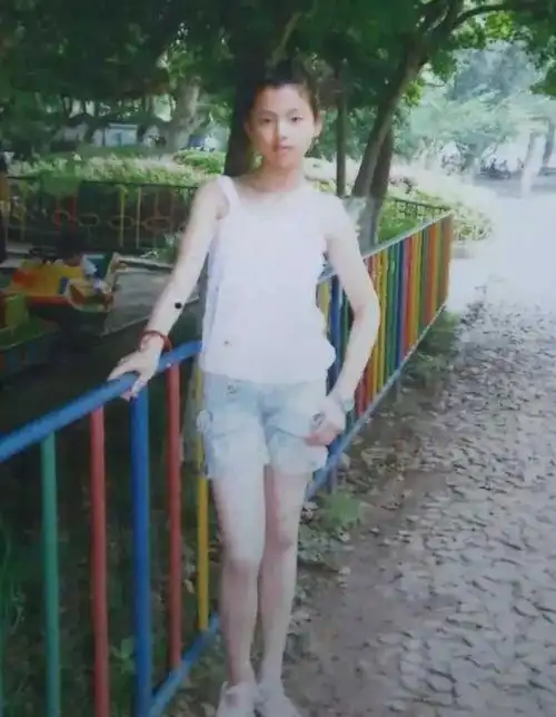 组图:杨超越学生时代旧照曝光 厚重刘海被侃"村花本花"