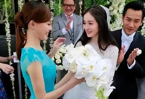 回顾17岁杨幂被49岁成龙搂在怀里整没整容一目了然