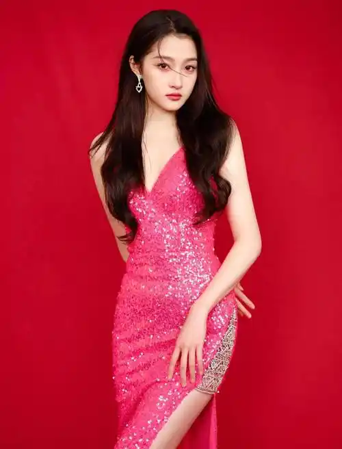 关晓彤穿上这袭玫红色亮片长裙好像一只从深海里刚出水的美人鱼.