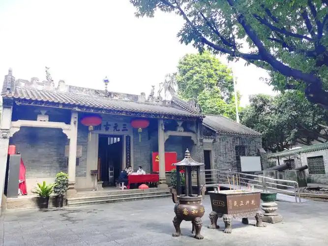 云山,环城支行 写美篇         解放后,广州市人民政府对三元古庙几