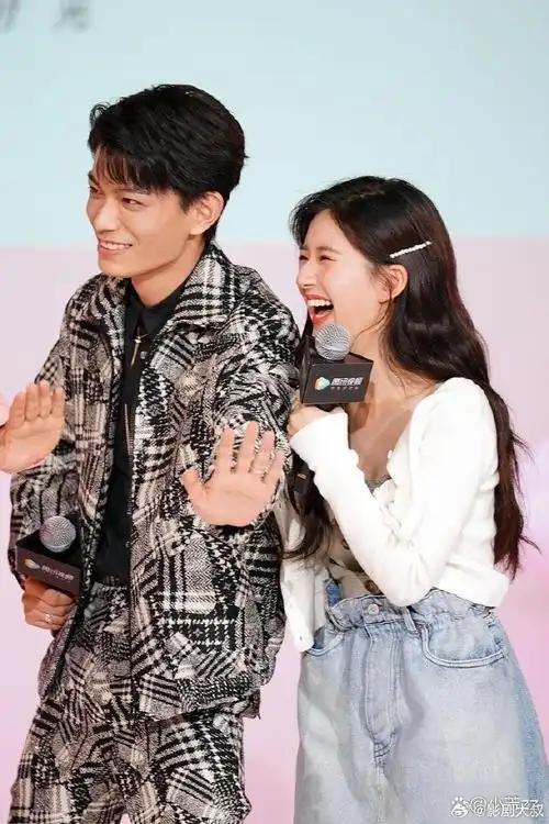赵露思和丁禹兮同框,她笑得好甜呀!