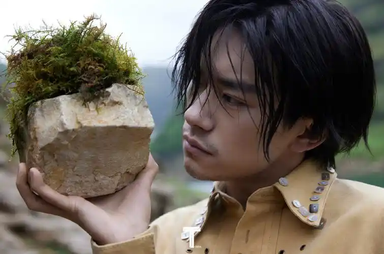 易烊千玺为t六月刊拍摄封面写真大片