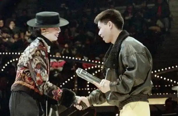 原创李宁当年有多火去香港为梅艳芳颁奖何鸿燊在台下静静听他唱歌