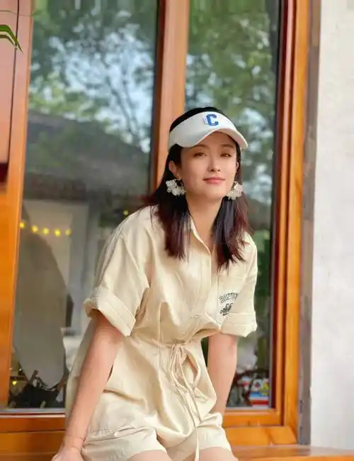 80后女星徐百慧身穿米色连衣裙,眼大迷人,侧面像林青霞_漂亮_电视剧