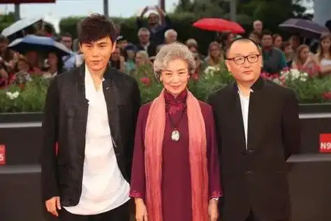 迷糊影后吕中:工资卡老公管,出门不敢带手机,还不带钱