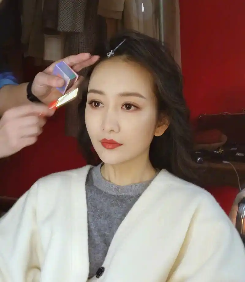 王鸥晒化妆照,精致的五官稍加修饰,楚楚动人
