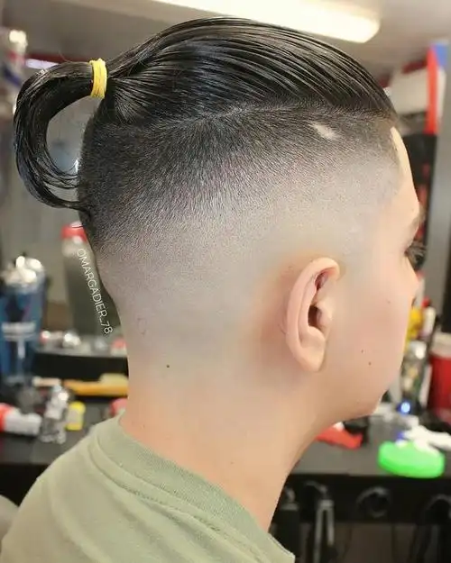 两侧铲短男士发型,还可以搭配一个顶区的小马尾,帅气又时尚,创意十足.