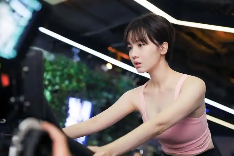 一眼万年的短发精灵陈小纭,为啥换长发就成了路人甲